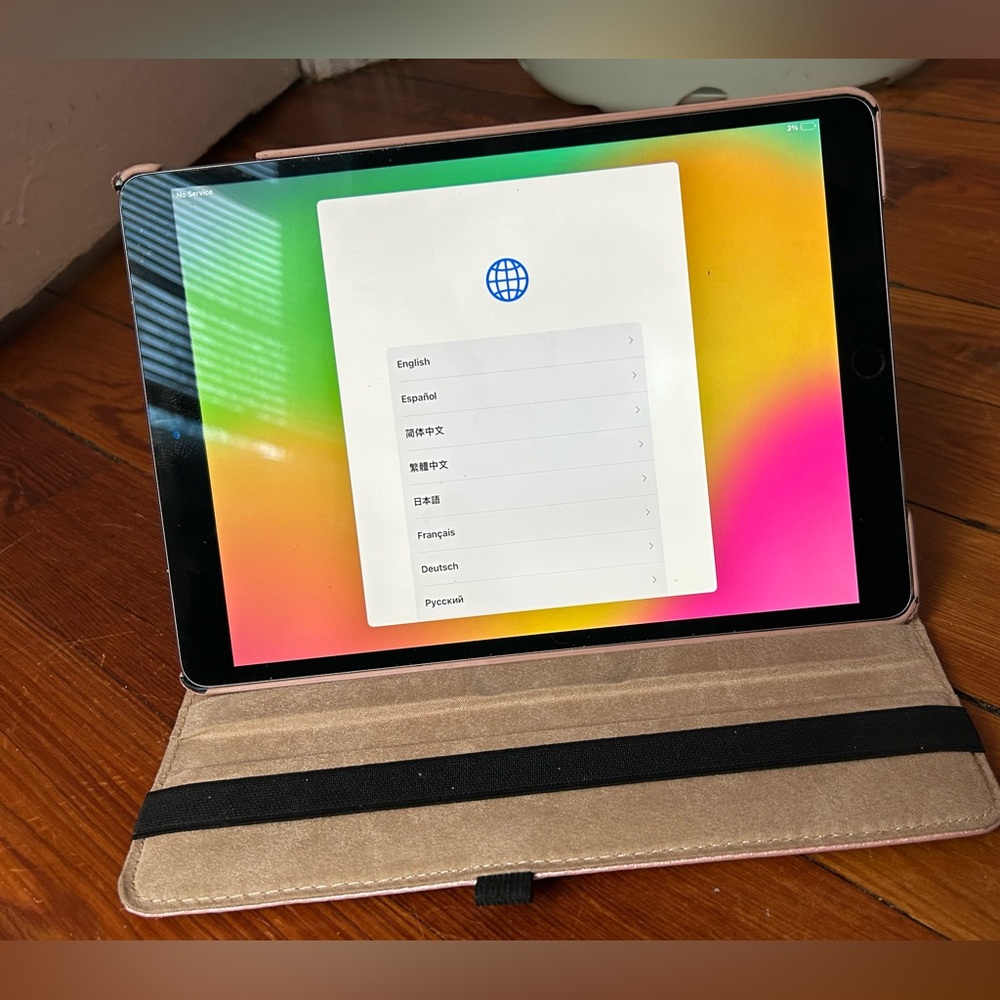 Used ipad, good condition, comes with case!